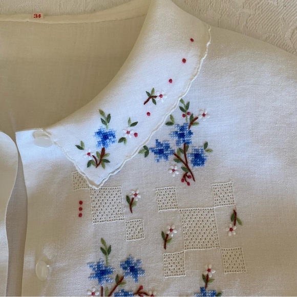 Vintage XS/S ivory/blue hand embroidered and cross-stitched short sleeve blouse - Picture 7 of 9